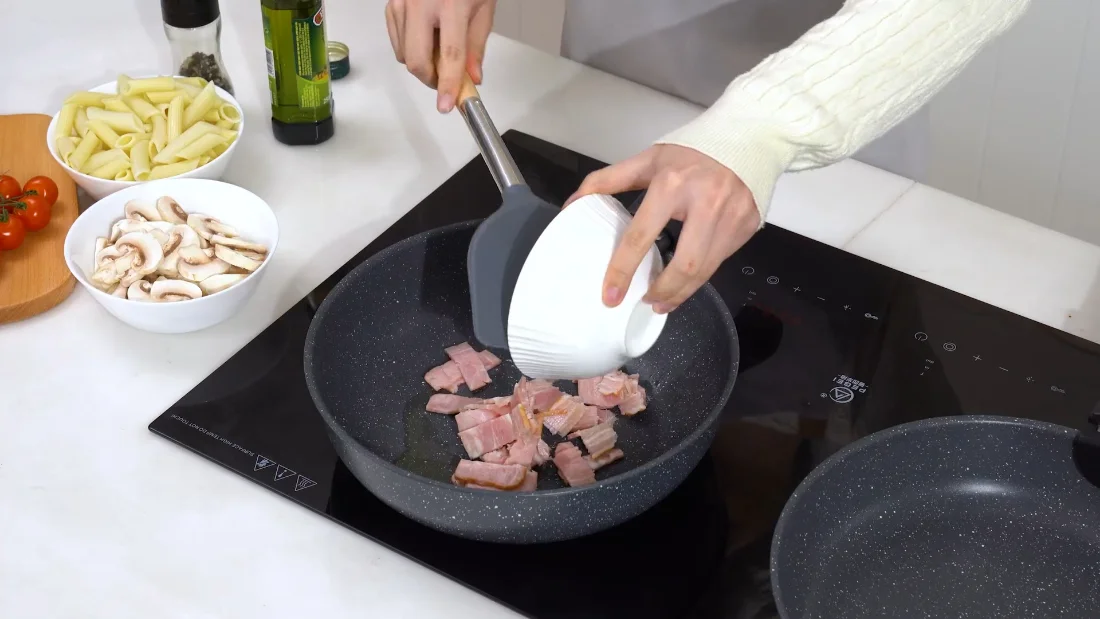 Mushrooms straight into the pan: dinner on a weeknight clock.